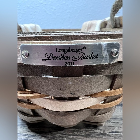 Longaberger 2011 Dresden Basket w/striped tan & white liner 2 leather handles - Picture 10 of 12